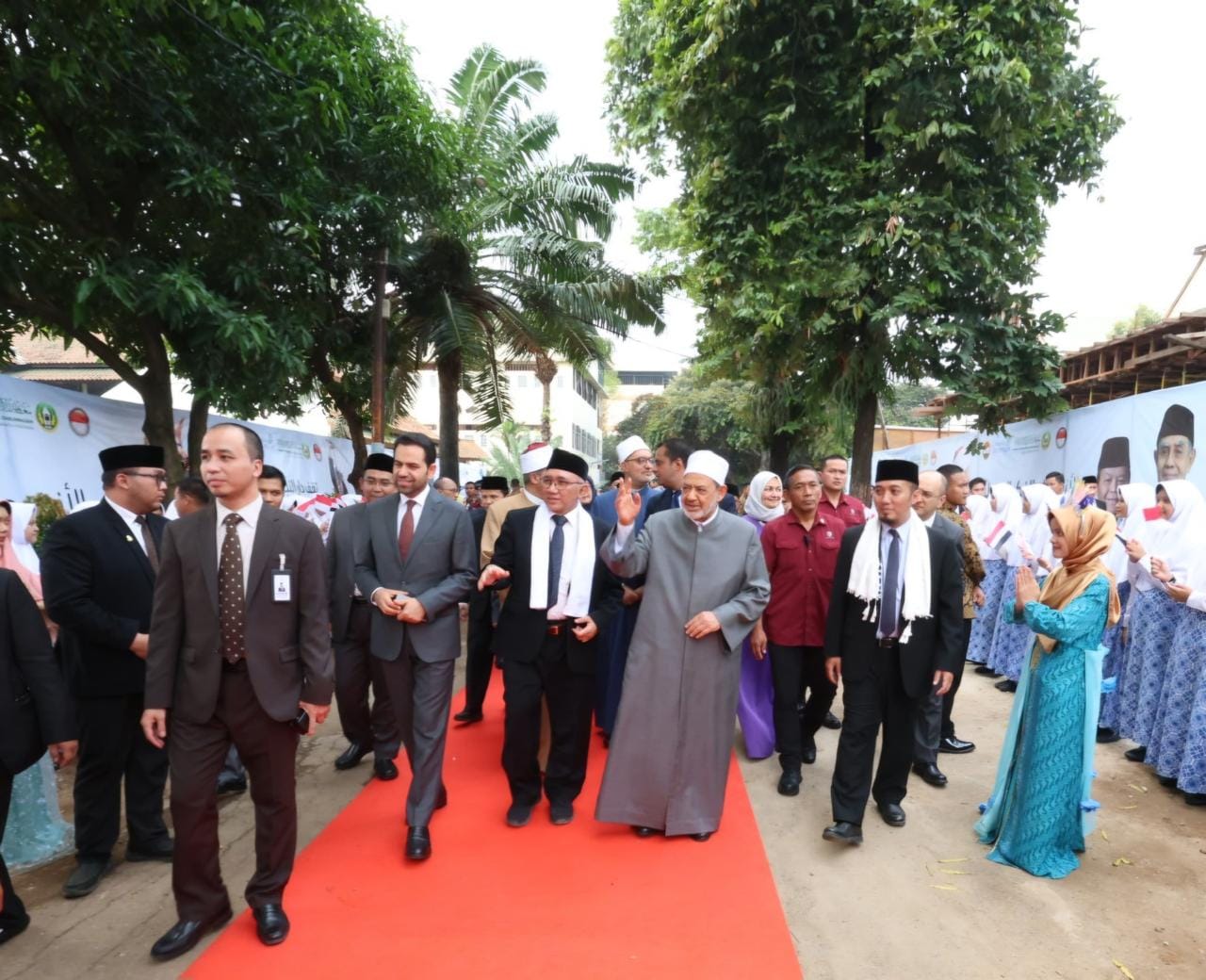 استقبال حاشد لشيخ الأزهر خلال زيارته لمعاهد دار النجاح الإسلامية بإندونيسيا.jpg