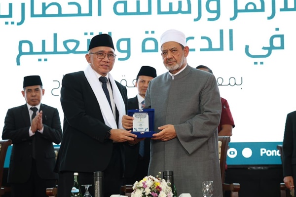 استقبال حاشد لشيخ الأزهر رئيس مجلس حكماء المسلمين خلال زيارته لمعاهد دار النجاح الإسلامية بإندونيسيا