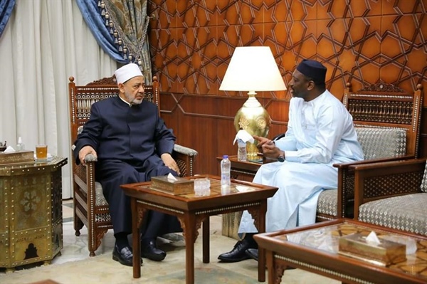 Le secrétaire général de la Fédération internationale de la jurisprudence islamique a présenté ses condoléances au Cheikh d'Al-Azhar à la suite du décès de sa sœur.
