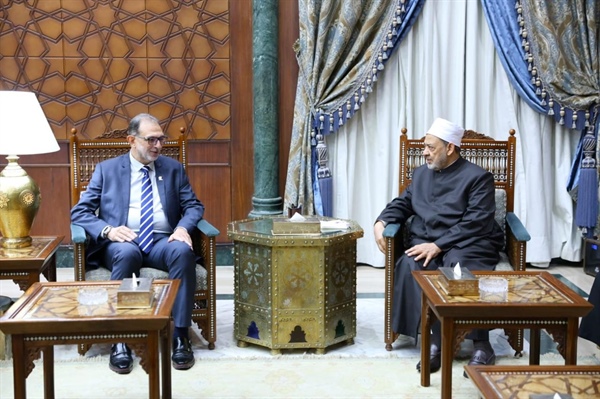 الإمام الأكبر يستقبل رئيس الهيئة القومية لسلامة الغذاء ويبحثان سبل التعاون لخدمة طلاب الأزهر.jpeg
