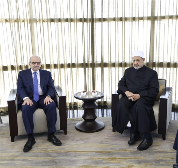 الإمام الأكبر يستقبل رئيس وزراء لبنان ويؤكِّد دعم الأزهر غير المحدود للشعب اللبناني .jpeg