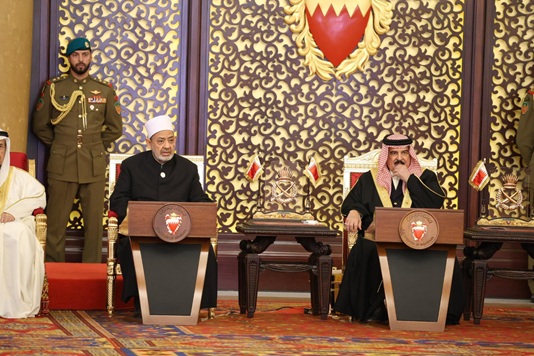 En présence du roi de Bahreïn, le cheikh d'Al-Azhar prononce son discours principal lors de la conférence sur le dialogue entre les écoles de pensées musulmanes.