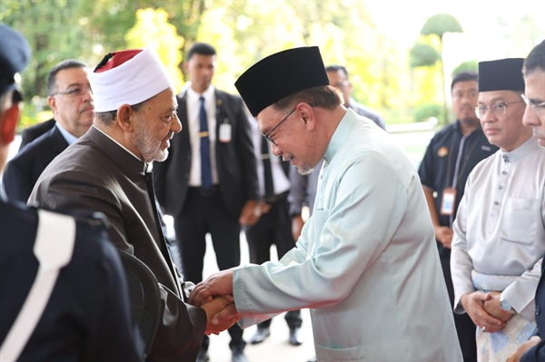 رئيس الوزراء الماليزي يستقبل شيخ الأزهر رئيس مجلس حكماء المسلمين ويؤكدان أهمية تعزيز التعاون العلمي والدعوي
