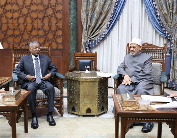 Le Président du Conseil souverain soudanais adresse une invitation officielle au Cheikh d'Al-Azhar pour visiter le pays.
