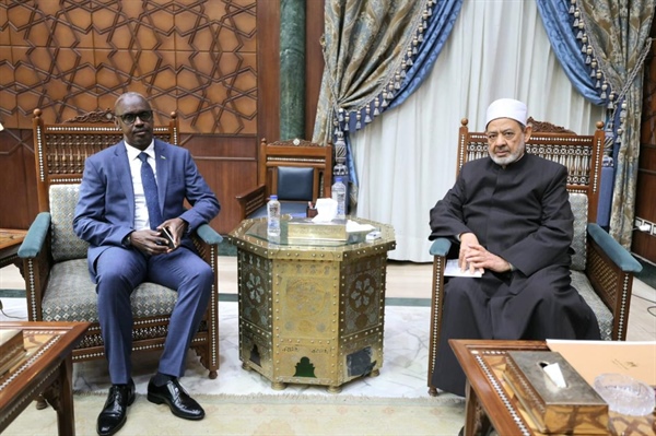 سفير رواندا يطلب من الإمام الأكبر إنشاء معاهد أزهرية في رواندا وزيادة المنح الدراسية لمسلمي رواندا