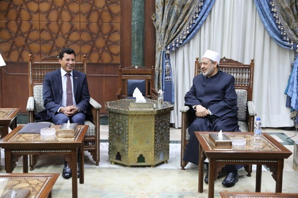 شيخ الأزهر يستقبل وزير الشباب والرياضة لبحث تعزيز التعاون المشترك.jpeg