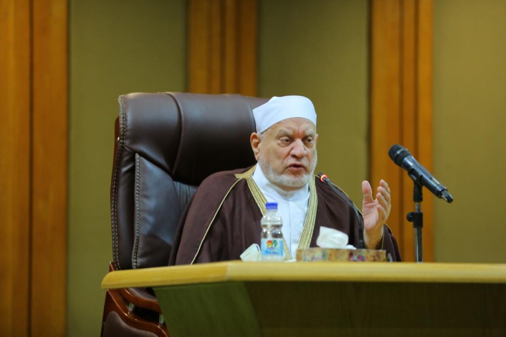 شيخ الأزهر يطمئن هاتفيًّا على الدكتور/ أحمد عمر هاشم بعد تَعرُّضه لوعكة صحية