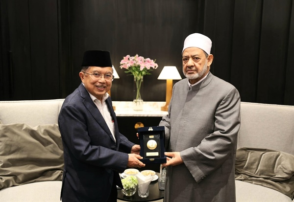 شيخ الأزهر رئيس مجلس حكماء المسلمين يستقبل رئيس مجلس المساجد الإندونيسي.jpg