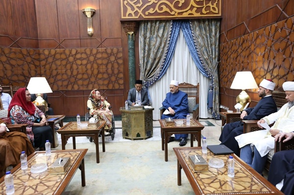 شيخ الأزهر يستقبل حرم الرئيس الإندونيسي السابق ومفتي كازاخستان وعددًا من ضيوف مؤتمر وزارة الأوقاف.jpeg