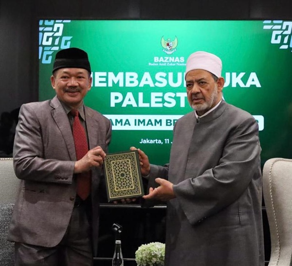 شيخ الأزهر يستقبل رئيس هيئة الزكاة الإندونيسية ويتَّفقان على تكثيف القوافل الإغاثية لغزة