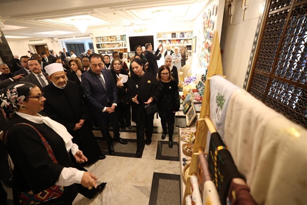شيخ الأزهر ورئيس الوزراء يتفقدان معرضًا للإصدارات العلمية والمشغولات اليدوية على هامش مؤتمر الأزهر لتعزيز حقوق المرأة