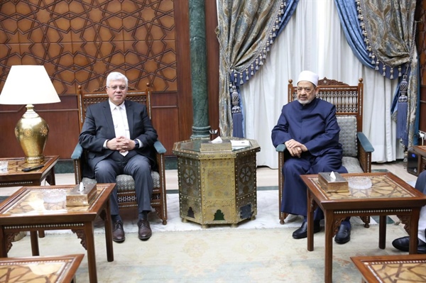 شيخ الأزهر ووزير التعليم العالي يشهدان توقيع بروتوكول تعاون بين جامعتي الأزهر وعين شمس.jpeg