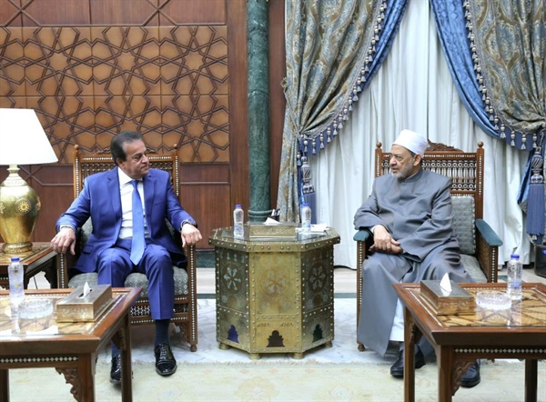 شيخ الأزهر ووزير الصحة يشهدان توقيع بروتوكول تعاون بين الوزارة ومجمع البحوث الإسلامية.jpeg