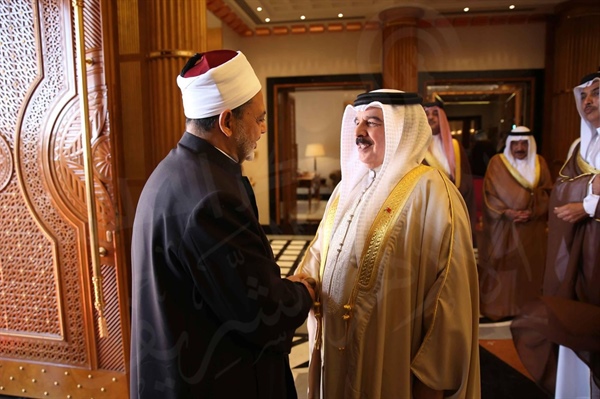 شيخ الأزهر يتبادل التهنئة بعيد الفطر المبارك مع جلالة ملك البحرين .jpeg
