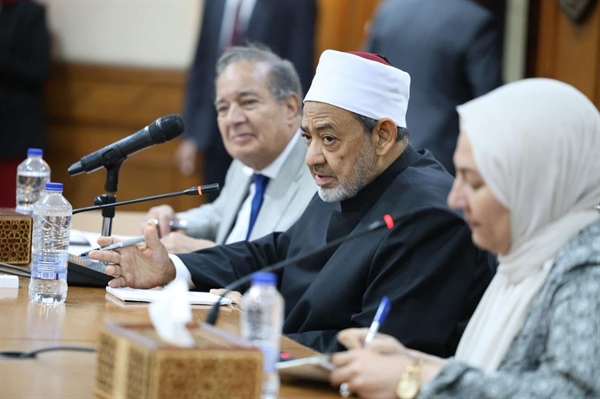 شيخ الأزهر يحاضر وفد شباب مجلس الكنائس العالمي حول وسطية الإسلام .jpg