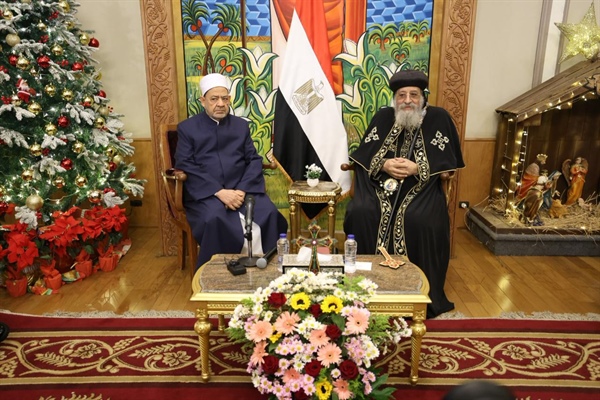 شيخ الأزهر يزور البابا تواضروس ويهنئه والإخوة المسيحيين بأعياد الميلاد .jpeg