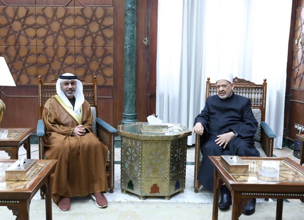 شيخ الأزهر يستقبل السفير الإماراتي لدى القاهرة لبحث تعزيز التعاون المشترك .jpg
