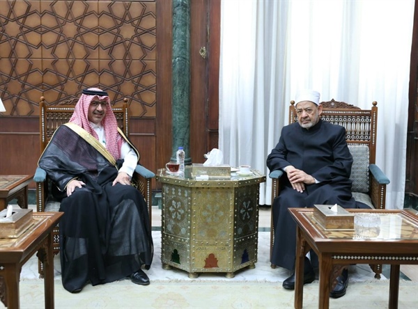 شيخ الأزهر يستقبل السفير السعودي لدى القاهرة لبحث سبل تعزيز التعاون المشترك .jpg