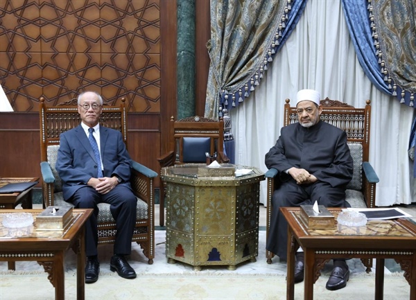 شيخ الأزهر يستقبل السفير الياباني لدى القاهرة لبحث تعزيز التعاون المشترك .jpg