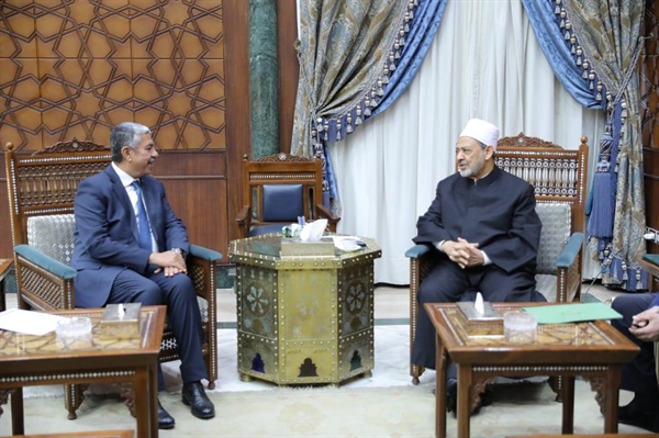 Le Cheikh d'Al-Azhar reçoit l'ambassadeur yéménite au Caire et discute des moyens de renforcer la coopération mutuelle.