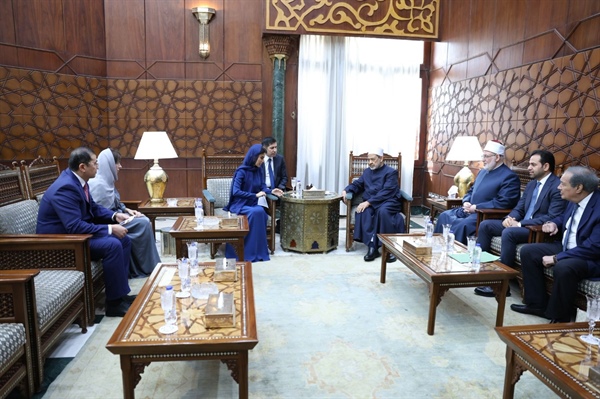 شيخ الأزهر يستقبل السيدة سعيدة ميرزيوييفا.jpg