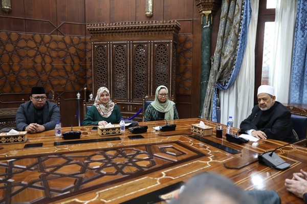 Le Cheikh d'Al-Azhar a accueilli Mme Qatrunnada, fille de l'ancien président indonésien, pour discuter des moyens de renforcer la coopération scientifique et religieuse.