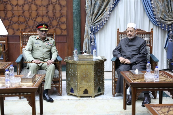 شيخ الأزهر يستقبل رئيس الأركان الباكستاني ويؤكِّد- لا استقرار في العالم دون حل لقضية فلسطين .jpeg