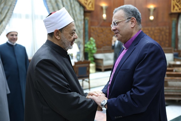 شيخ الأزهر يستقبل رئيس الطائفة الإنجيليَّة والوفد المرافق له للتَّهنئة بعيد الفطر المبارك .jpeg