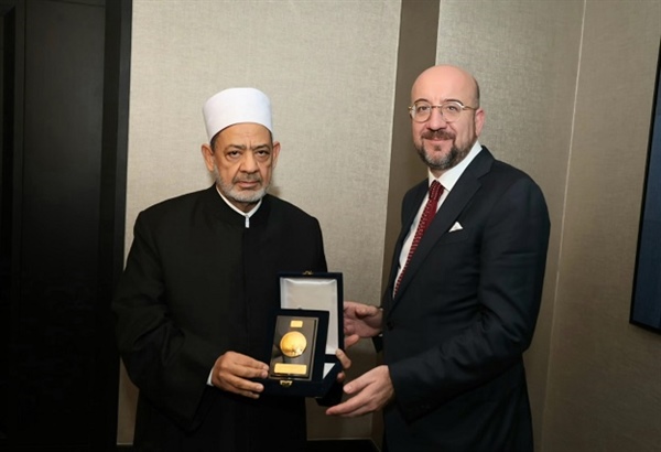Le Cheikh d'Al-Azhar reçoit le président du Conseil européen en Azerbaïdjan et ils évoquent des tragédies humanitaires contemporaines.