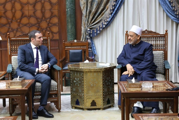 Grand Imam of Al-Azhar receives the Egyptian Ambulance Authority Board Chairman, and both agree to provide emergency and medical services at the Headquarters of Al-Azhar and the Islamic City of Al-Baath.