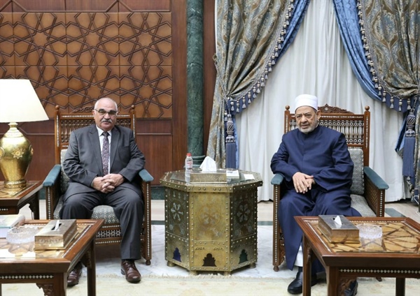 شيخ الأزهر يستقبل رئيس هيئة قضايا الدولة ويهنئه بمنصبه الجديد ويتمنى له التوفيق في أداء مهام عمله .jpeg