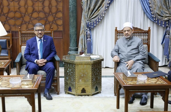 شيخ الأزهر يستقبل سفير باكستان بالقاهرة لبحث سبل تعزيز التعاون العلمي والدعوي .jpeg