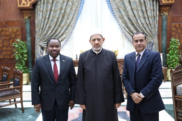 Le Cheikh d'Al-Azhar reçoit l'ambassadeur du Burundi au Caire pour discuter des moyens de renforcer le soutien scientifique et religieux aux étudiants du Burundi.