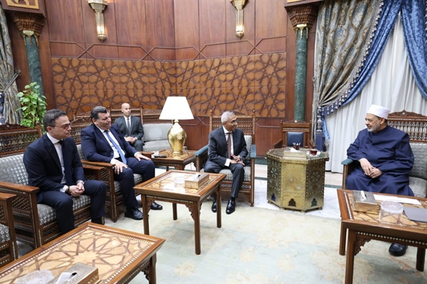 شيخ الأزهر يستقبل مساعد وزير الخارجية للشؤون الثقافية وسفير مصر الجديد لدى مالي .jpeg