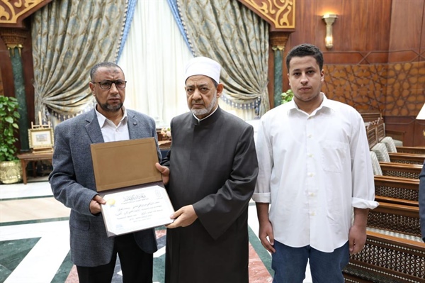 شيخ الأزهر يستقبل والد الطالب (إبراهيم ياسر) رابع الثانوية (ذوي البصائر) للتعزية في الابن الراحل.jpeg