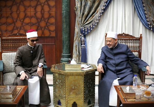 شيخ الأزهر يستقبل والدة الطالب الأزهري محمد أحمد حسن.jpeg