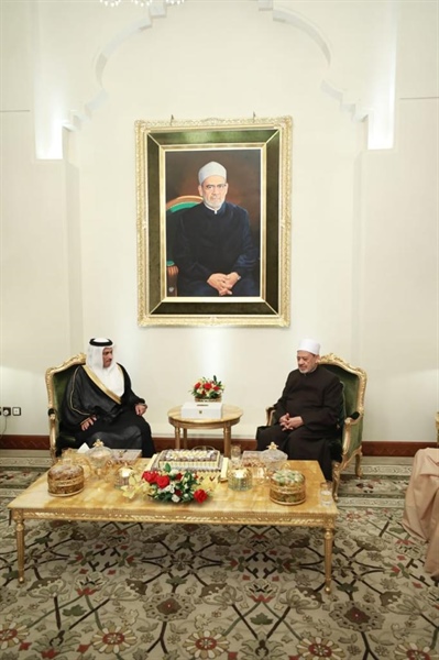 شيخ الأزهر يستقبل وزير الإعلام البحريني ويشيد بدور الوزارة في تغطية ملتقى البحرين لحوار الشرق والغرب .jpeg