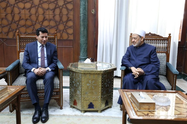 شيخ الأزهر يستقبل وزير الشباب والرياضة.jpg