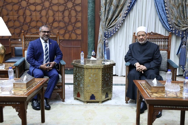 شيخ الأزهر يستقبل وزير خارجية المالديف.jpg