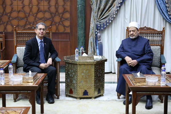 شيخ الأزهر يستقبل وزير شئون المسلمين في سنغافورة .jpeg