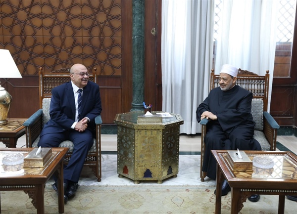 شيخ الأزهر يستقبل وفد نادي قضاة مصر .. ورئيس مجلس الإدارة يشكر فضيلته على افتتاح فرع للرواق الأزهري بمقر النادي