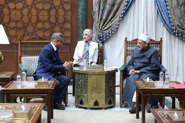 شيخ الأزهر يستقبل وفدًا تايلانديًّا برئاسة نائب وزير الخارجية لبحث سبل تعزيز التعاون المشترك.jpg