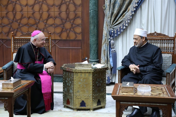 شيخ الأزهر يستقبل وكيل الشئون العامة بأمانة سر دولة الفاتيكان لبحث تعزيز التعاون المشترك .jpg