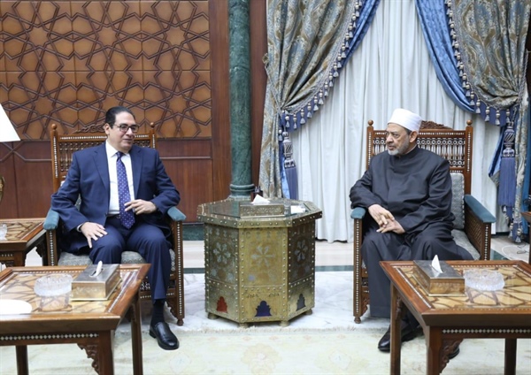 شيخ الأزهر يشهدُ توقيع بروتوكول تفاهم لتعزيز التَّعاون بين جامعتي الأزهر والقاهرة .jpeg