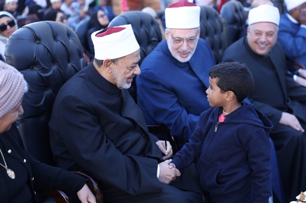 Le cheikh d'Al-Azhar a inauguré l'institut « Mohammed Atitou » à Louxor et a partagé la joie des élèves.