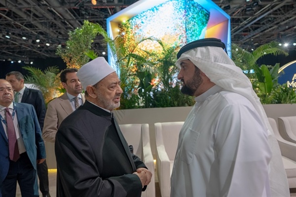 شيخ الأزهر يلتقي سمو الشيخ أحمد بن محمد بن راشد آل مكتوم ويناقشان سبل تمكين الشباب من صناعة السلام .jpeg