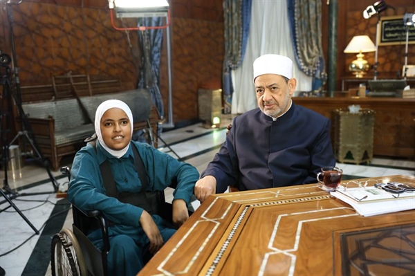 في لفتة إنسانية.. شيخ الأزهر يستقبل محاربة السرطان والإعاقة.jpg