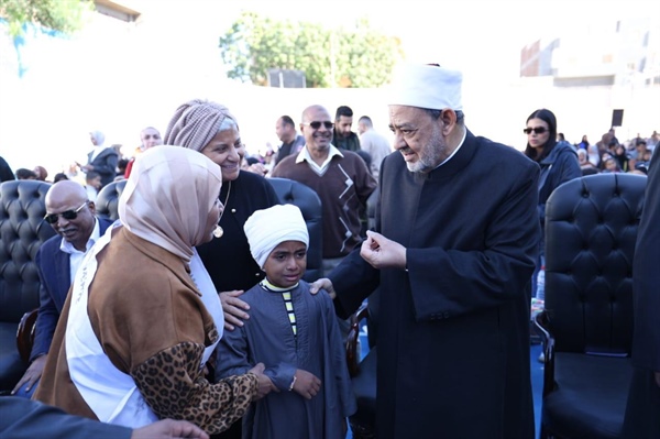 Dans un geste touchant, le cheikh d'Al-Azhar a interrompu la cérémonie d'inauguration d'un institut de cette université pour réconforter un enfant de Louxor et écouter son poème.