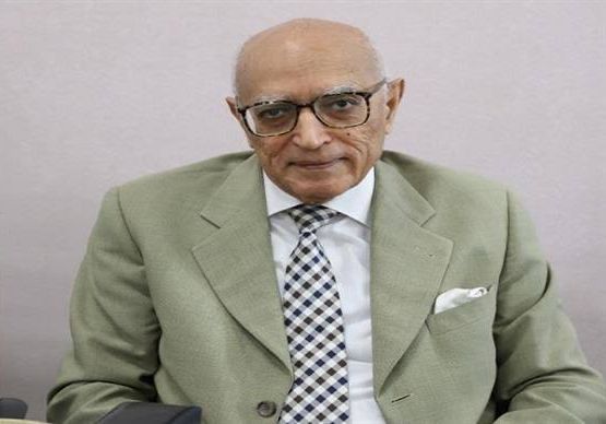 Le directeur du Centre islamique international d'études démographiques présente ses condoléances au Cheikh d'Al-Azhar pour le décès de sa sœur.