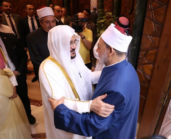 Le ministre saoudien des Affaires islamiques présente ses condoléances au Cheikh d'Al-Azhar pour le décès de sa sœur lors d'un appel téléphonique.